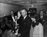 Lyndon B. Johnson alelnök leteszi az elnöki esküt az elnöki különrepülőgép, az Air Force One fedélzetén, 1963. november 22. Balján a hajdani elnök felesége, Jackie Kennedy látható ikonikussá vált kabátjában, amelyen láthatóak maradtak férje vérének nyomai. (kép forrása: Wikimedia Commons)