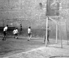 A rosszkedv úgy pattant le a focizó fiúkról, mint labda a tűzfalról, 1960. (Fortepan/Fortepan)
