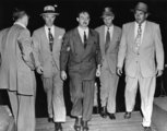 Az FBI ügynökei kísérik Julius Rosenberget a nyomozószerv épületébe 1950. július 17-én. Ezt követően szállították át a hírhedt Sing-Sing börtönbe.
