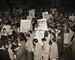 Demonstrálók gyülekeznek a New York-i Pennsylvania Station vasútállomáson 1953. június 18-án, hogy Washingtonba utazva tüntessenek Ethel és Julius Rosenberg halálos ítélete ellen