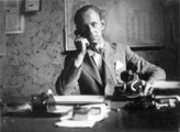 A telefonnal való pózolás nemcsak a szorgalmas, de a fontos ember benyomását is keltette, 1934. (Fortepan/Négyesi Pál)