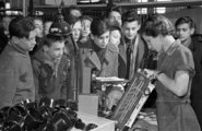 A telefongyárban a Terta T-325 típusú rádiókészülék gyártását figyelik az iskolások, 1955. 