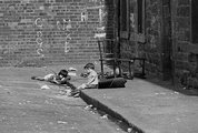 A kép helyszínét tekintve kakukktojás, a körülmények azonban ugyanazok, mint a glasgow-i nyomornegyedekben. Két kisgyerek játszik az edinburgh-i Leith negyedben