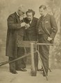 A Cassier's Magazine című technikai havilap 1895. áprilisi fotóján Maxim (b) látható géppuskájával Louis Cassier és J. Bucknall Smith társaságában (kép forrása: Wikimedia Commons)