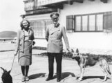 Eva Braun Hitlerrel a Berghofban (kép forrása: Wikimedia Commons)