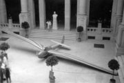 Budapesti Műszaki Egyetem, K (központi) épületének aulája. A képen a Jancsó Endre és Szokolay András által tervezett M-22 műrepülhető vitorlázó repülőgép, a „Turul” látható, 1937. (Fortepan/Vojnich Pál)