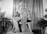 A Marx Károly Közgazdaságtudományi Egyetem (ma Corvinus Egyetem) aulája. Farkas Aladár szobrászművész alkotását, Marx Károly szobrát 1959. november 7-én avatták fel. (Fortepan/Szabó Gábor)