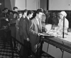 Éhező egyetemisták a Református Teológiai Akadémia (ma Károli Gáspár Református Egyetem Hittudományi Kar) éttermében, 1960. (Fortepan/Bauer Sándor).