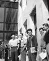 A miskolci egyetemváros napsütésében fürdőznek a hallgatók a Nehézipari Műszaki Egyetem (ma Miskolci Egyetem egyik bejárata előtt, 1961. (Fortepan/Fortepan)