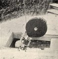 A Ballon Captifot földhöz rögzítő 37 mm-es kötelet egy csigával vezették a gőzgéphez
