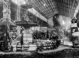 Az Iparcsarnokban lebegő hatalmas léghajó az 1905-ös közlekedési kiállításon