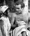 Sean Connery egy kókuszdiót ír alá egy jamaikai kislánynak a Dr. No forgatásán