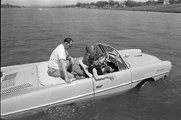 Lyndon B. Johnson kétéltű kocsijával 1965-ben. Az elnök gyakran tréfálta meg azzal a birtokára látogató, mit sem sejtő látogatókat, hogy egyenesen a vízbe hajtott