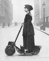 Egy elegáns hölgy egy korai elektromos rolleren 1916-ban