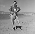 Patricia O’Keefe női testépítő viszi a hátán nála mintegy 60 kilóval nehezebb társát 1940-ben