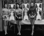 Egy különös szépségverseny első három helyezettje 1956-ban. Az USA-ban ebben az időszakban nagy divat volt, hogy a hölgyek tartását díjazták, többek között röntgenfelvételek segítségével