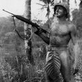 Alulöltözött amerikai tengerész pózol a kamerának a második világháború alatt