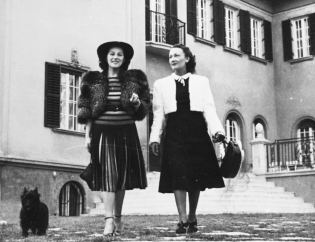 Bajor Gizi (balra) villája udvarán Elsa Merlini olasz színművésznővel, 1940 (kép forrása: Fortepan / Fortepan)