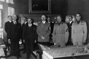 Neville Chamberlain brit miniszterelnök, Édouard Daladier francia miniszterelnök, Adolf Hitler, Benito Mussolini és Galeazzo Ciano olasz külügyminiszter a müncheni egyezmény aláírása előtt, 1938. szeptember 29.