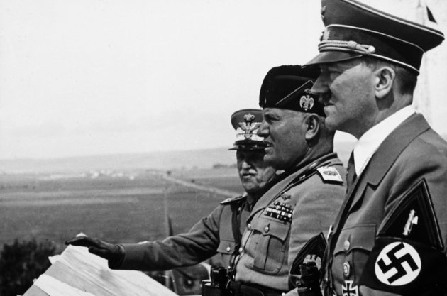 III. Viktor Emánuel olasz király, Mussolini és Hitler egy hadgyakorlatot figyelnek Olaszországban, 1938.