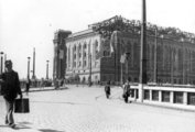 Boráros tér, Petőfi (Horthy Miklós) híd feljárója és az Elevátor-ház, 1945. (Fortepan/Ferencvárosi Helytörténeti Gyűjtemény)