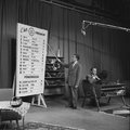Vitár Róbert sportriporter mutatja be a heti totóeredményeket az MTV stúdiójában 1960-ban