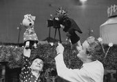 Mi újság a Futrinka utcában? Major Ida Böbe baba és Csepely Péter Sün Sámuel bábjával 1962-ben