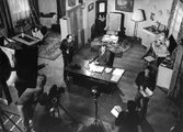 Palásthy György rendező és Abody Béla (az íróasztalnál) műsorvezető a Családi kör című műsor felvételén 1967-ben