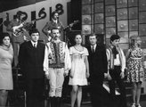 Az 1968-as Ki mit tud?-döntőbe készülők: Kincses Veronika, Bene Győző, a Mecsek táncegyüttes képviselője, Nagy Zsuzsa, Gálvölgyi János, Fenyő Miklós (Hungária együttes), Monyók Ildikó 