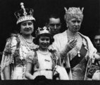 Erzsébet királyné és Mária anyakirályné Erzsébet hercegnővel, a későbbi II. Erzsébet királynővel VI. György koronázásán, 1937. május 12.