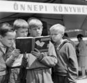 Ünnepi Könyvhét, Rodolfo (Gács Rezső) ekkor megjelent Bűvészkönyvét nézik a gyerekek, 1965. (Fortepan/Bojár Sándor)