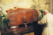 II. János Pál pápa Apor Vilmos sírjánál