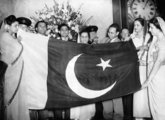 Egy pakisztáni civil delegáció mutatja be az új ország zászlaját a London Saint James's kerületében található Lancaster House-ban 1947. augusztus 15-én. Az ország hivatalosan az előző napon, 1947. augusztus 14-én jött létre
