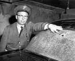 Bob Ainslie, Douglas város rendőrfőnöke mutatja a Wardtól ellopott Packard hátsó szélvédőjén a golyónyomot