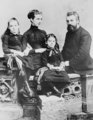 Bell a feleségével és két lányával 1885 körül