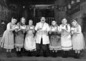 A Vígszínház előadása, balról a harmadik Kiss Manyi, 1952. (Fortepan/Fortepan)