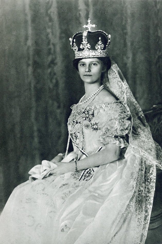 Zita magyar és cseh királyné, osztrák császárné (1892–1989), született Bourbon–pármai hercegnő díszmagyarban a koronázás alkalmából