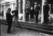 Újságírók fotózása a felszállás előtt. B-j: Karl von Wiegand, Lady Drummond-Hay, Rolf Brand és Robert Hartmann.