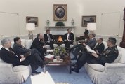 George Bush amerikai elnök tanácsadóival az Ovális Irodában 1991. január 15-én