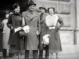 Híresség a nemzetközi utasok között, jobb szélen Lucienne Boyer francia sanzonénekesnő, 1937. (Fortepan/Bojár Sándor)