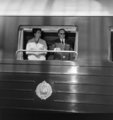 Josip Broz Tito és felesége integet az elnöki különvonat, a Kék Vonat (Plavi voz) ablakából, 1964. (Fortepan/Bojár Sándor)