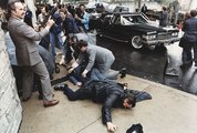 Az elnöki testőrség tagjai segítenek a meglőtt James Brady elnöki szóvivőn Hinckley lövései után (kép forrása: Wikimedia Commons)