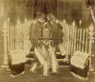 Kossuth koporsója, körülötte az életéveit jelképező 92 gyertyával