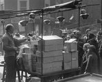 Utcai árus húsvéti tojásokkal a londoni Petticoat Lane piacán, 1935.