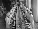 Húsvéti tojások csomagolása a Fuller gyárban, London Hammersmith kerületében, 1935.