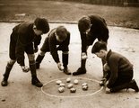 Négy találékony fiú húsvéti tojásokkal játszik üveggolyósat, 1940 – a londoni Stoke Newingtonból a bombázások miatt evakuált fiúknak bizonyára rögtönözniük kellett valódi üveggolyók hiányában