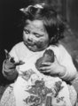 Egy kislány nehezen, de megbirkózik a csokoládétojással, 1938.