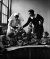 Dorothy Bosco grófnő csokoládétojásokat osztogat örökbefogadásra váró otthontalan gyermekeknek, 1932.
