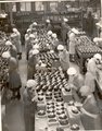 Csokoládétojások díszítése a Sharpe's Kreemy Toffee Factory-nél az angliai Maidstone-ban, 1932
