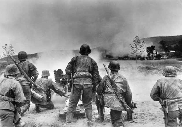 Német löveg tűz alá vesz egy falvat valahol a Szovjetunióban, 1941. augusztus